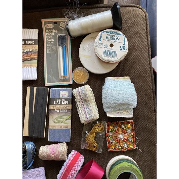 Lot of 36 New/Vtg Sewing Notions, Supplies, Buckles,Buttons Tape, Clasps, Ribbon - Picture 5 of 12